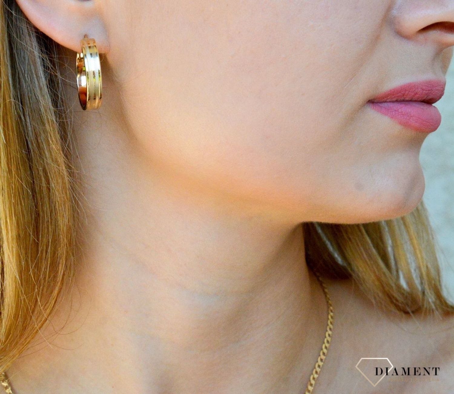 Złote kolczyki damskie 375 kółka z ozdobnym grawerowaniem KL 7104 375.jpg